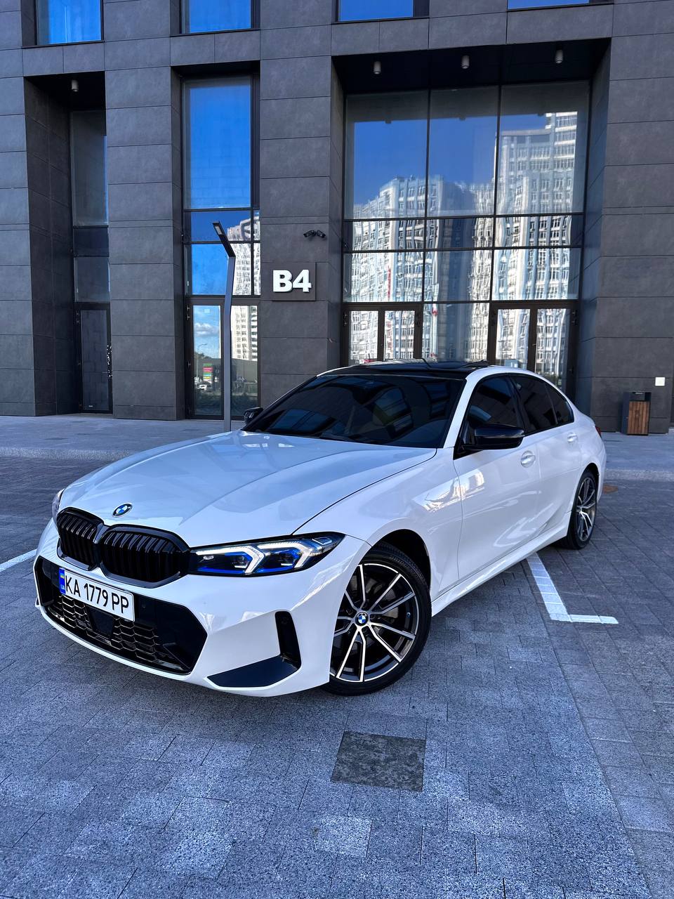 BMW 330i — фото 1