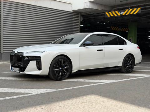 BMW i7