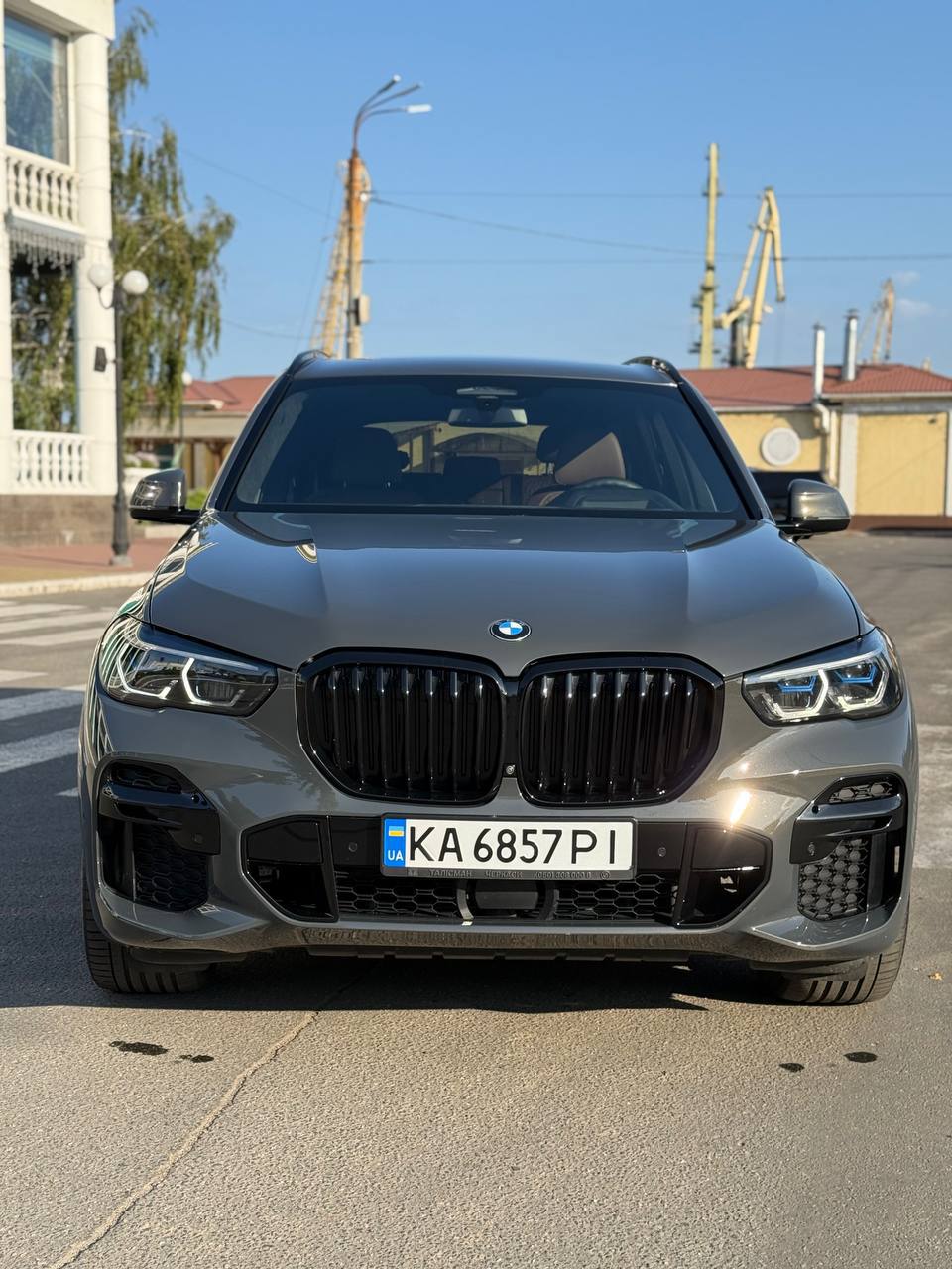 BMW X5 M50i — фото 1