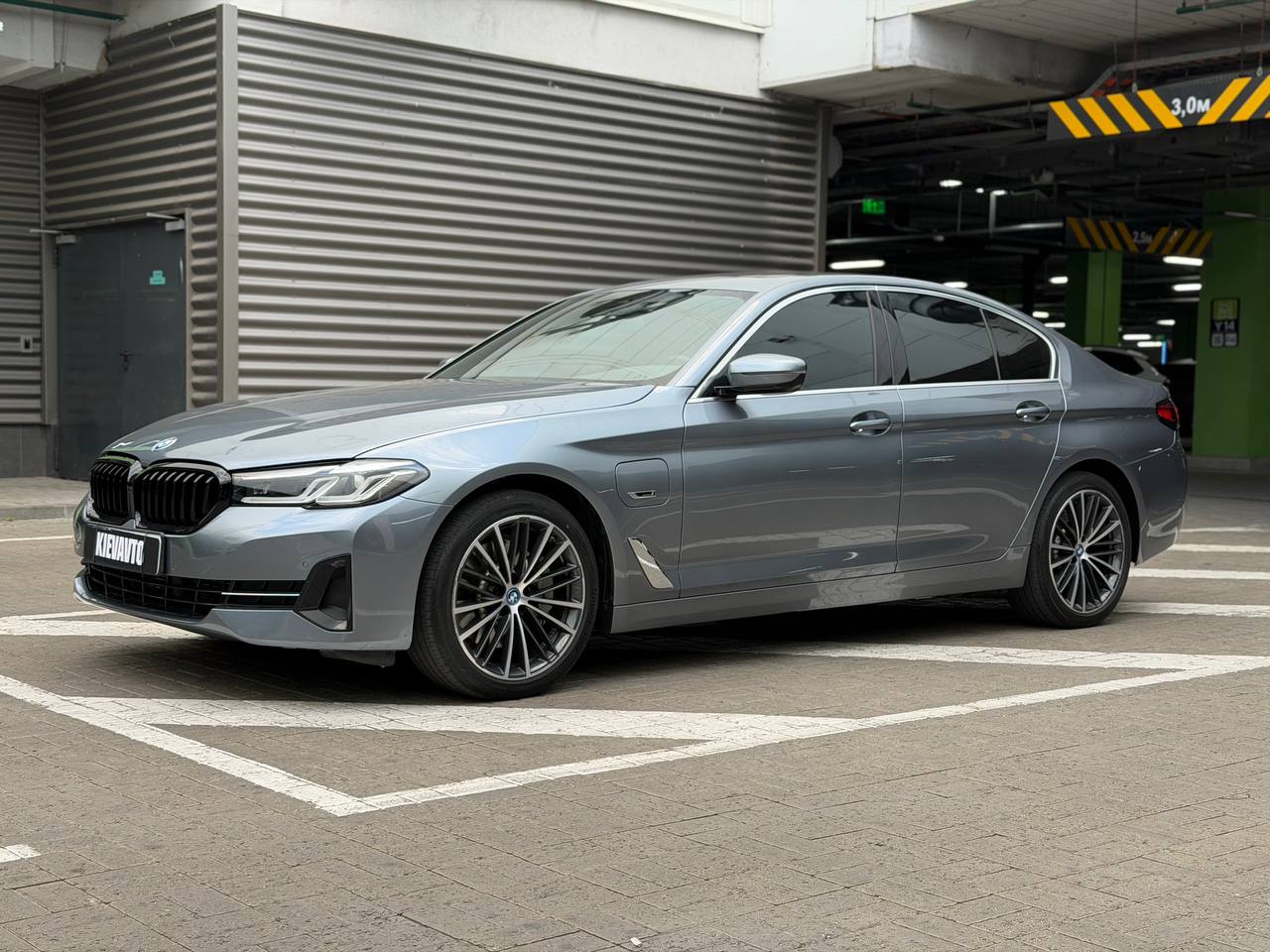 BMW 530e — фото 1