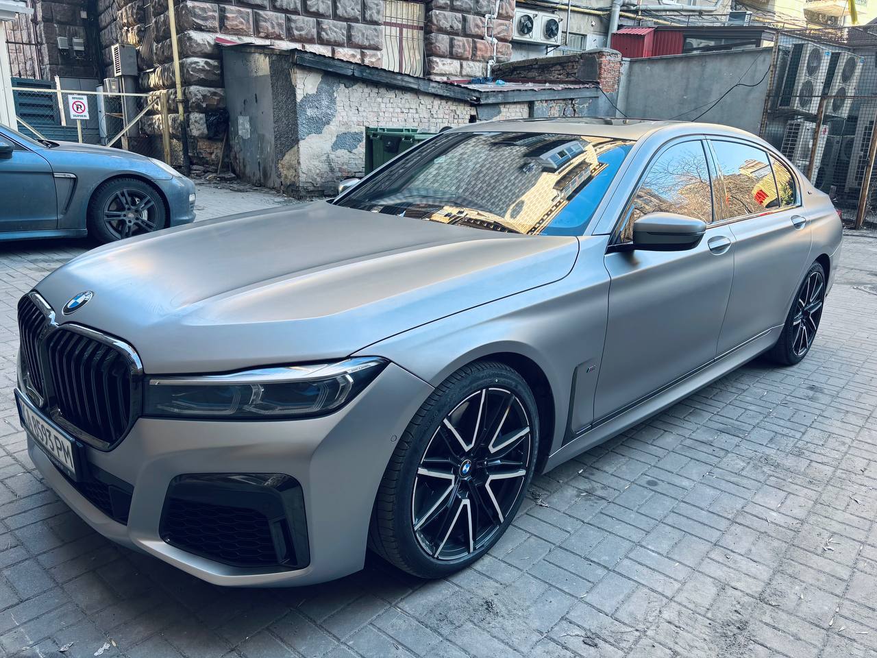 BMW M760Li — фото 1