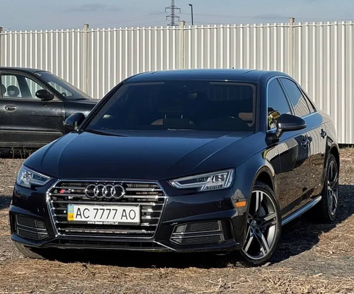 Audi A4 — фото 1