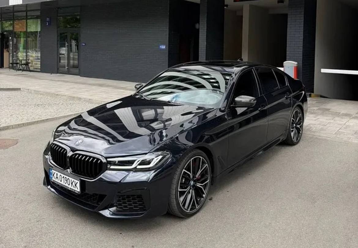 BMW M550i — фото 1