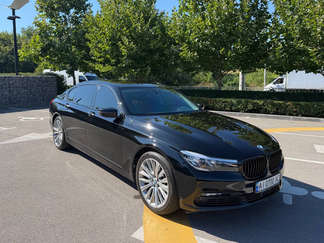 BMW 740i — фото 1