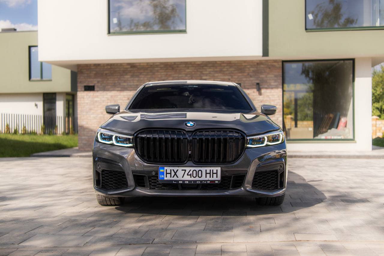 BMW 750i — фото 1