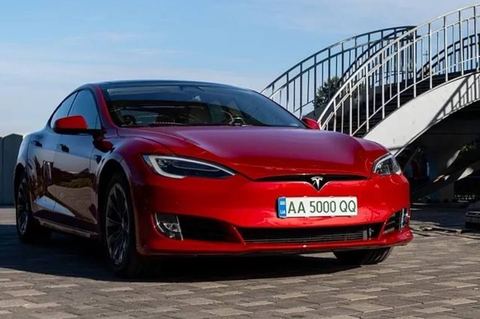 Tesla Model S — фото 1