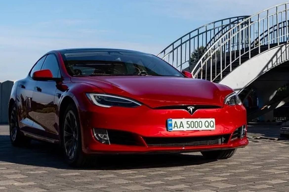 Tesla Model S — фото 1