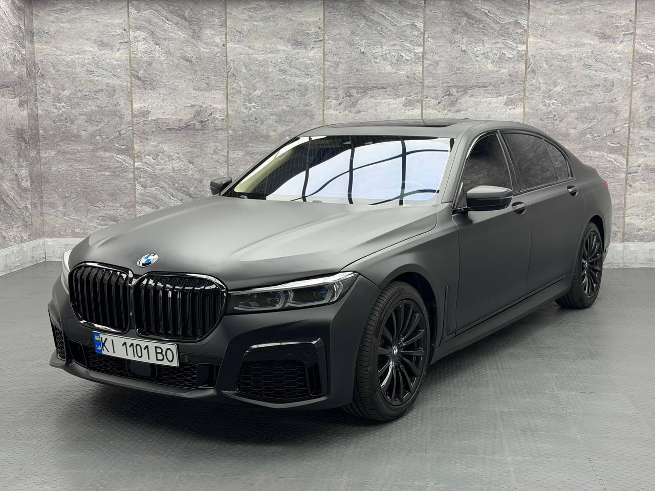 BMW 740i — фото 1