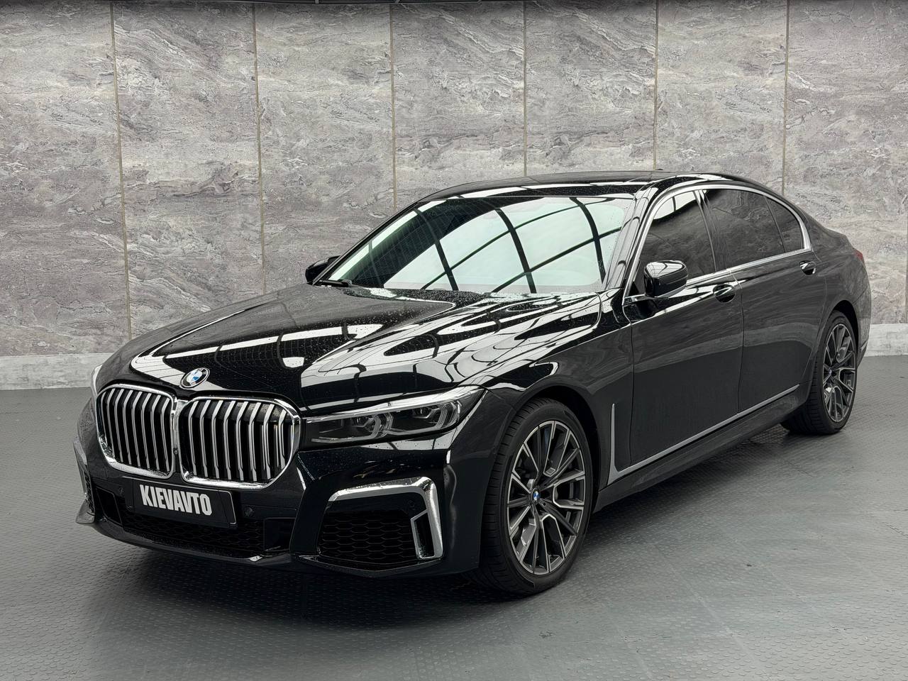 BMW 740i — фото 1