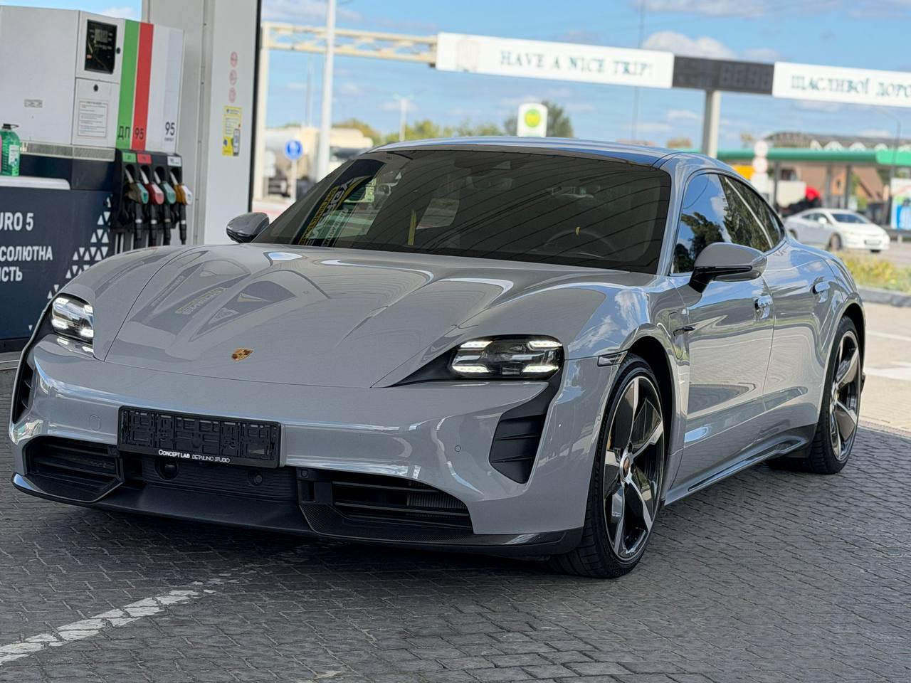 Porsche Taycan Turbo S — фото 1