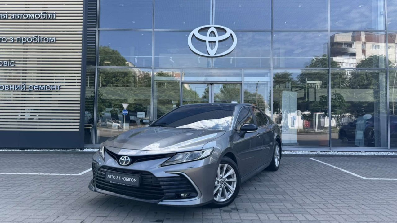 Toyota Camry — фото 1
