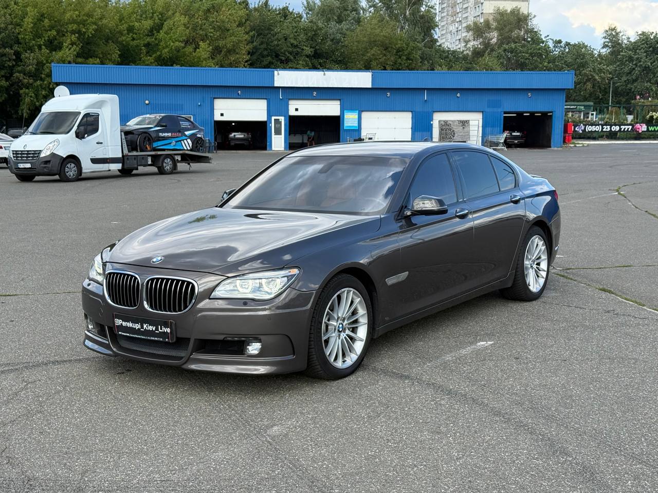 BMW 750i — фото 1