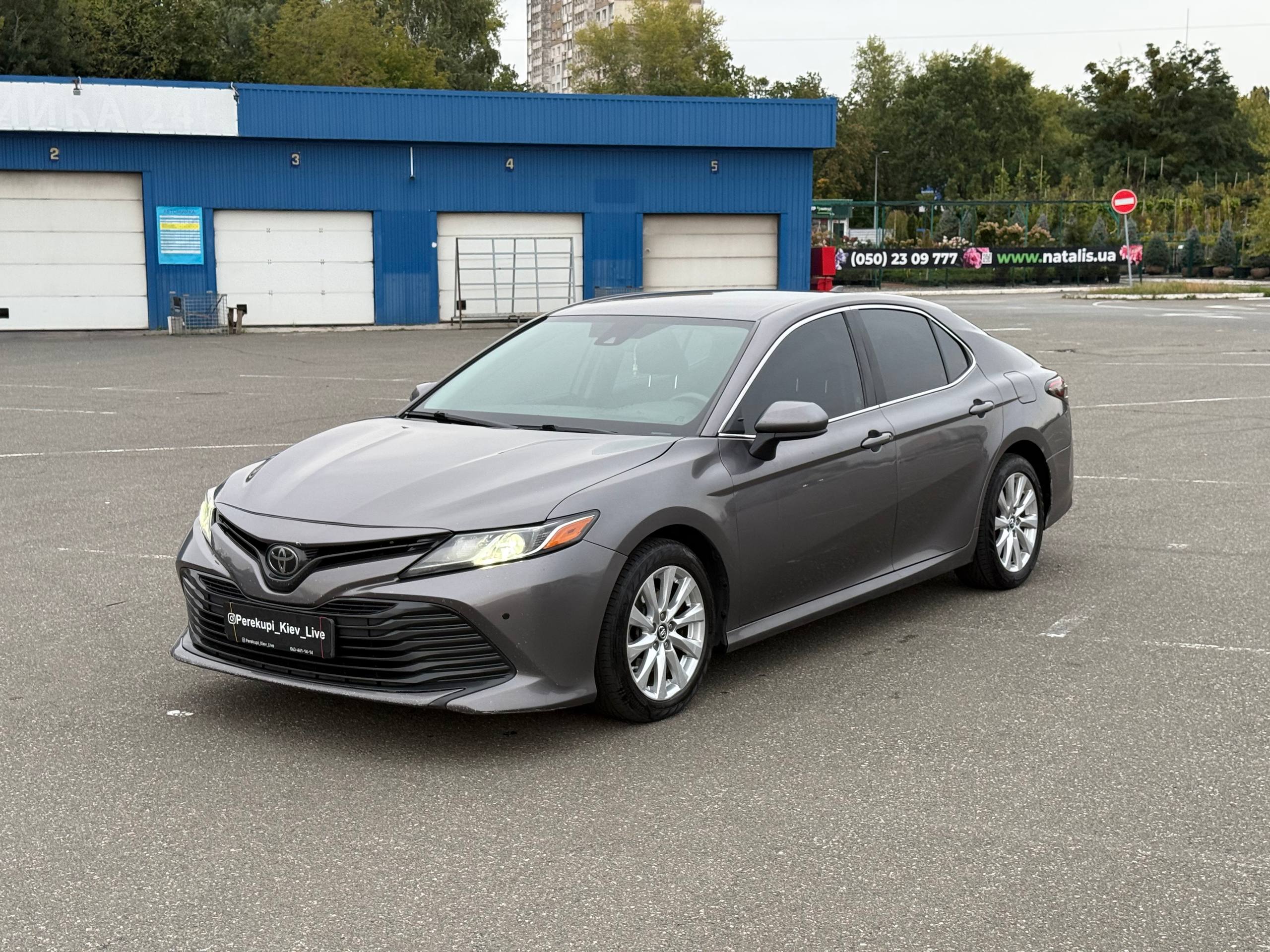 Toyota Camry — фото 1