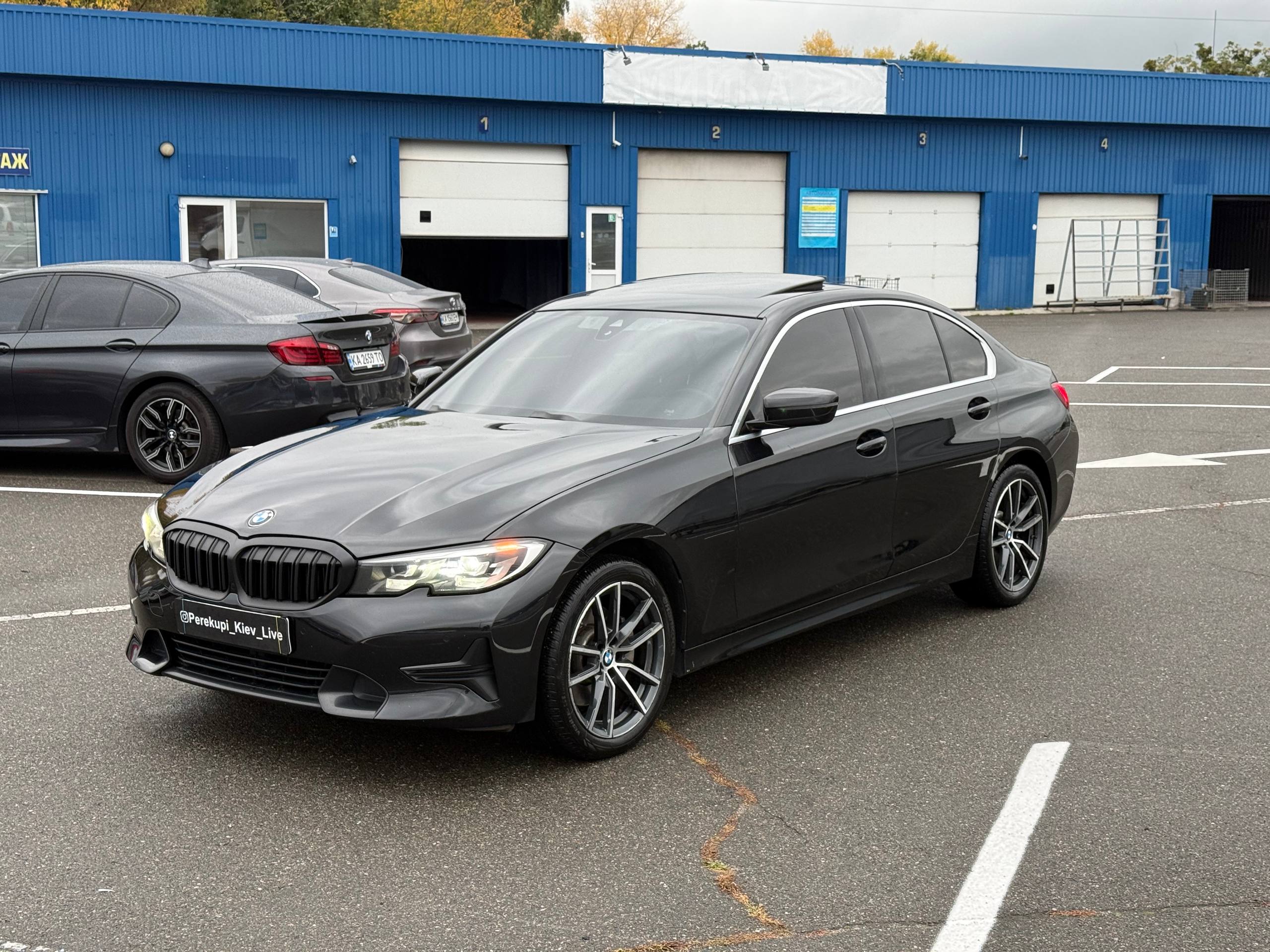 BMW 330i — фото 1