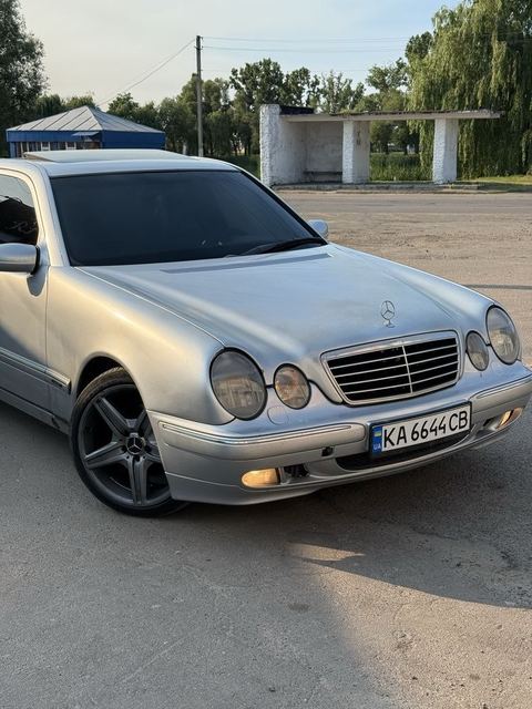 Mercedes-Benz E 320