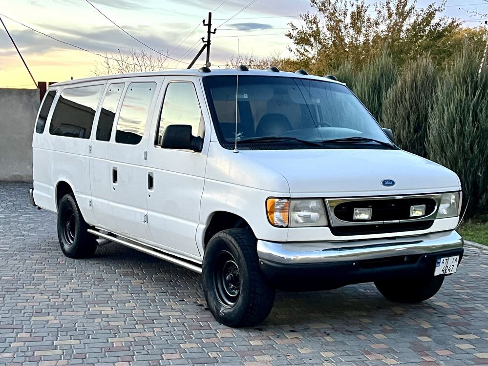 Ford Econoline E-350 Super Duty — фото 1